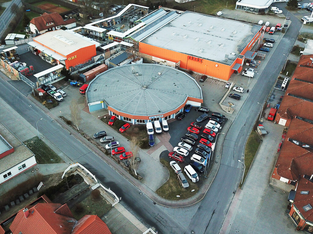 Luftaufnahme des Autohauses